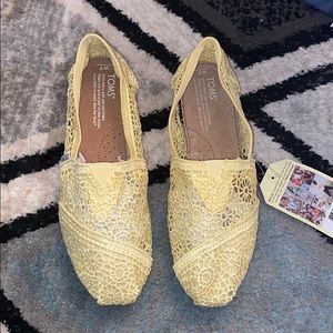 Brand new with tags yellow lace toms